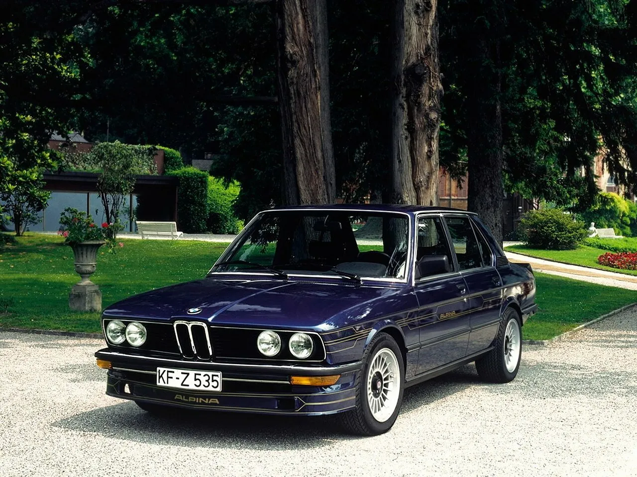 E12 Седан