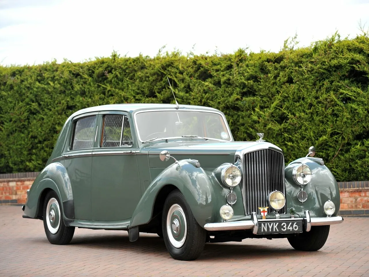 — Седан Standard Saloon