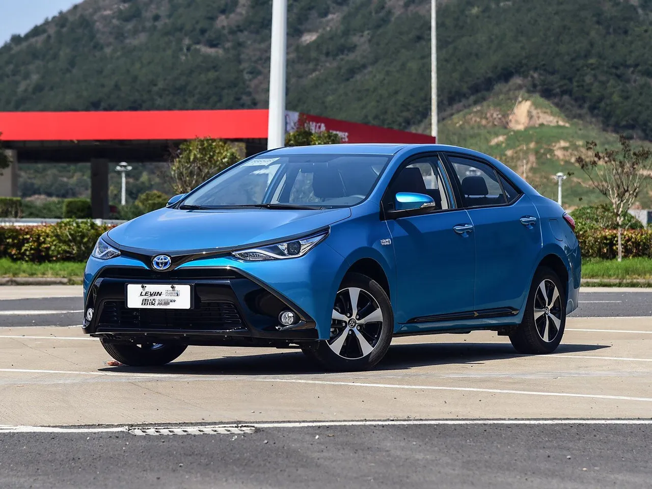 XI (E170) Седан Hybrid