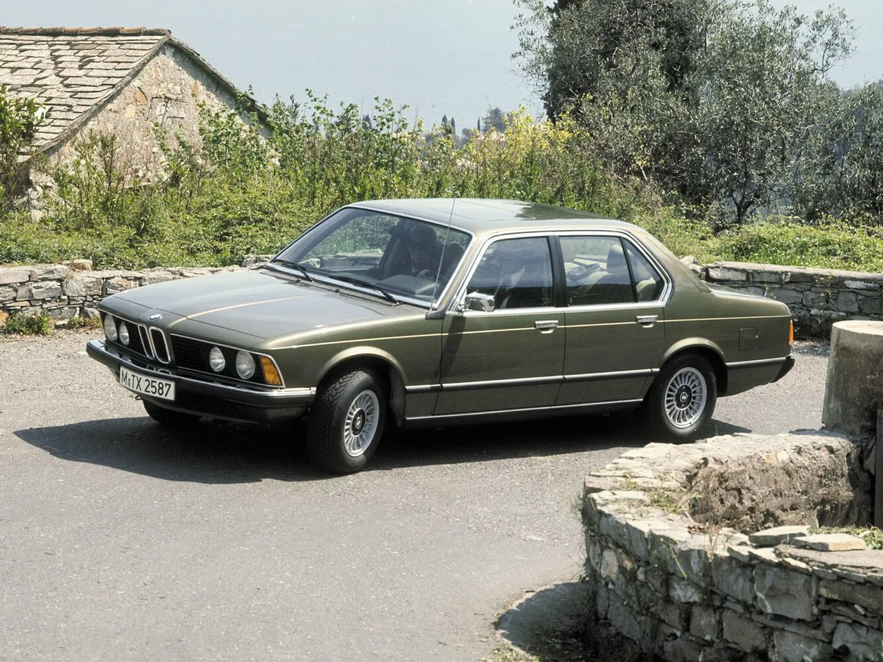 I (E23) Седан